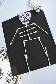 Speciale Halloween: uno scheletro con… cotton fioc!