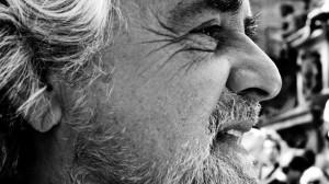 Beppe Grillo incontra i deputati del Movimento Cinque Stelle e preme per una proposta sul reddito di cittadinanza.