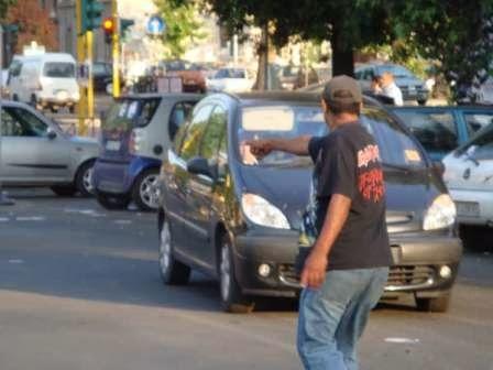 Il racket dei parcheggiatori a Ostiense dalle parole di chi non è di Roma e non si è assuefatto a ciò che a noi sembra normale e ordinario