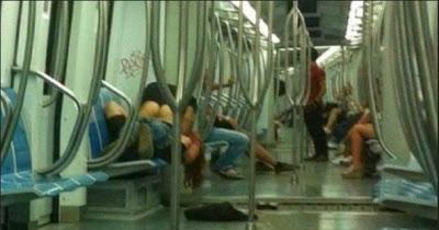 Beccati in metropolitana a Roma mentre amoreggiano e le foto dell'amplesso finiscono sul web
