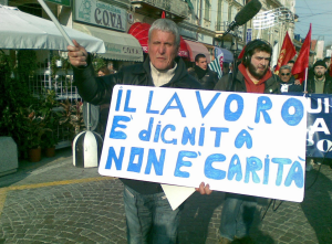 Una manifestazione contro la disoccupazione ed il precariato (lindipendenza.com)