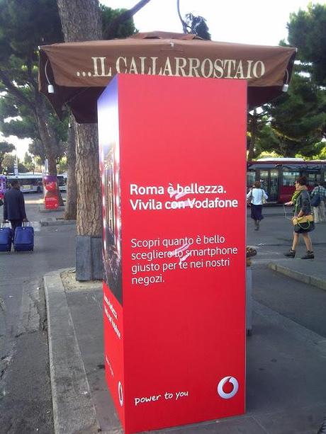 Le foto da raccapriccio di Vodafone Termini. Ma la grande compagnia telefonica è soddisfatta di questa sponsorizzazione?