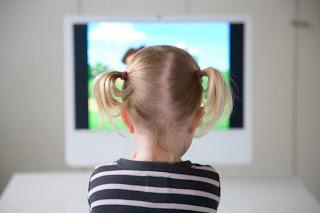 Bambini 'a dieta di media', troppa tv, pc e cellulari (Ansa)