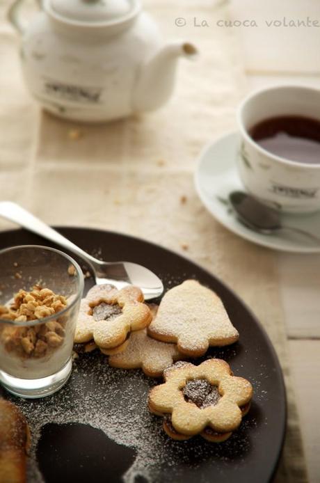 Biscotti per l’ora del tè con mandorle e cioccolata