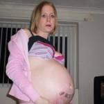 Hayley Barley, la donna con il pancione che non è incinta