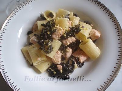 Mezze maniche al salmone, cavolo nero e pistacchi al naturale Mezze maniche al salmone, cavolo nero e pistacchi al naturale