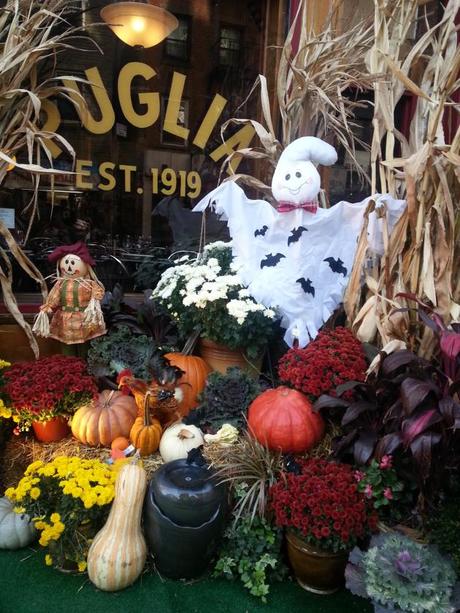 Una vetrina di Halloween a Little Italy