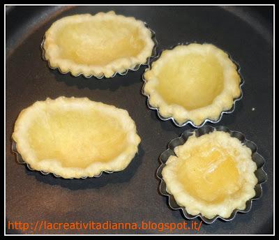 Cestini al formaggio decorati con farfalle di mele e pere.