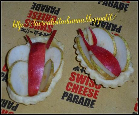 Cestini al formaggio decorati con farfalle di mele e pere.