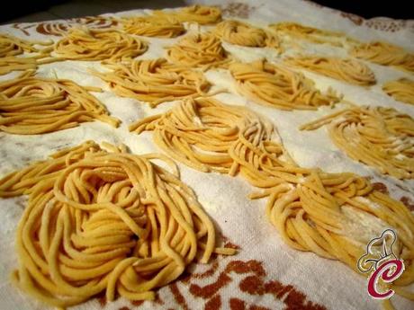 Tagliolini di zucca in crema di spinaci, pinoli e semi di zucca: la tradizione si fa innovazione