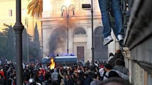 Caos a Roma. Manifestanti assaltano blindato polizia Caos a Roma, dove alcuni manifestanti hanno tentati di assaltare un blindato della polizia per superare il cordone di forze dell'ordine.