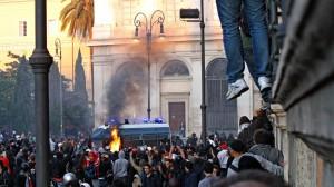 Caos a Roma, dove alcuni manifestanti hanno tentati di assaltare un blindato della polizia per superare il cordone di forze dell'ordine. 