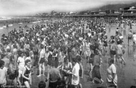 Viareggio - Spiaggia negli anni trenta - Foto tratta da Nuova Viareggio Ieri - N.4-agosto 1992 