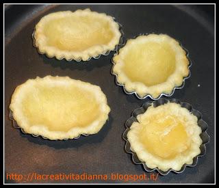 Cestini di pasta Brisè con roselline di prosciutto e biscottini di formaggio.