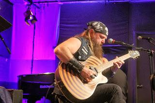 Zakk Wylde - Suona in versione acustica 'Lovin' Woman' per EMG TV (Video)