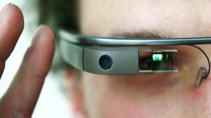 Multa per la donna che indossava i Google Glass al volante