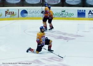 Hockey su ghiaccio: Un’altra incredibile rimonta degli Stellati: Quando il Valpusteria pregustava già i tre punti, l’Asiago cambia passo, rimonta e vince la gara lasciando basito il pubblico della Leitner Solar Arena di Brunico. (by Vito De Romeo)