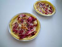 Mini quiche con radicchio, noci e gorgonzola.