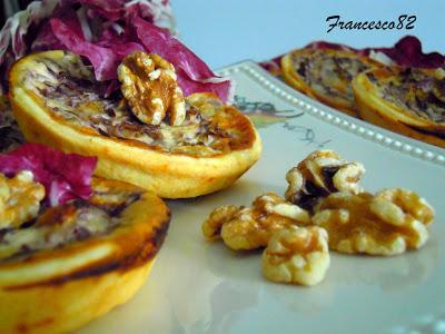 Mini quiche con radicchio, noci e gorgonzola.