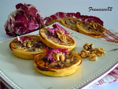 Mini quiche con radicchio, noci e gorgonzola.