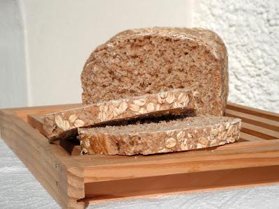 Pane integrale in cassetta con fiocchi d'avena e latte di soia