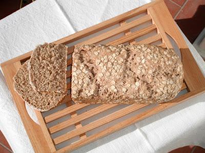 Pane integrale in cassetta con fiocchi d'avena e latte di soia