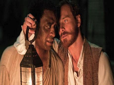 Chiwetel Ejiofor e Michael Fassbender sul set