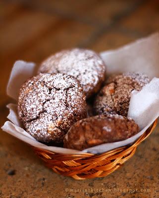 DOLCETTI RUSTICI DI ORZO E CARRUBE CON NOCCIOLE