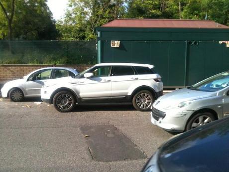 La farmacia di Piazzale Clodio. Qualcuno ci spieghi il perché della continua situazione di pericolo davanti