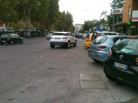 La farmacia di Piazzale Clodio. Qualcuno ci spieghi il perché della continua situazione di pericolo davanti