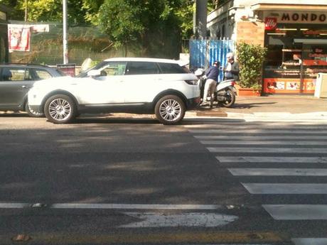 La farmacia di Piazzale Clodio. Qualcuno ci spieghi il perché della continua situazione di pericolo davanti
