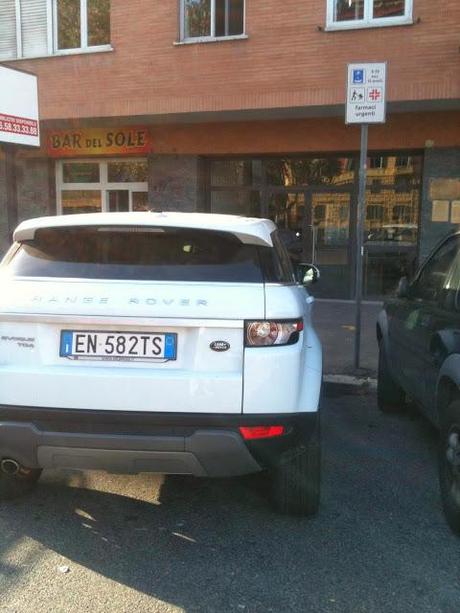 La farmacia di Piazzale Clodio. Qualcuno ci spieghi il perché della continua situazione di pericolo davanti