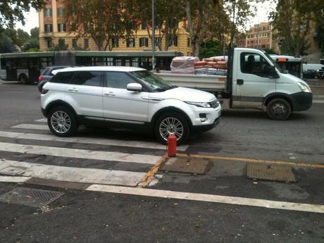 La farmacia di Piazzale Clodio. Qualcuno ci spieghi il perché della continua situazione di pericolo davanti