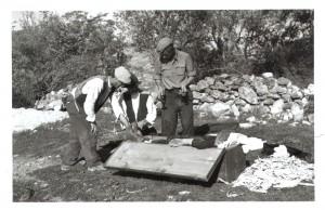 Anziana donna, uccisa nella sua masseria da mortai tedeschi, viene seppellita dai vicini” (da G. Artese, La guerra in Abruzzo e Molise 1943-44, vol. I, per gentile concessione dell’Imperial War Museum - London, N.A. 8595)