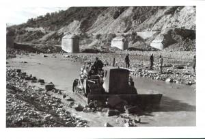 Bulldozer dell’8ª Divisione indiana sgombera le macerie del demolito ponte sul Trigno sotto Tufillo per preparare un guado temporaneo (per gentile concessione dell’Imperial War Museum - London)