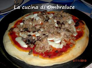 Pizza tonno e olive nere, ricetta semplice semplice