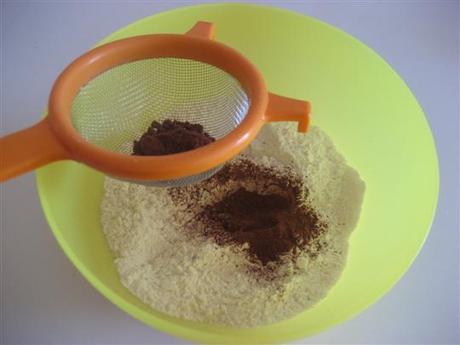 In una ciotola setacciare la farina, il cacao e il lievito
