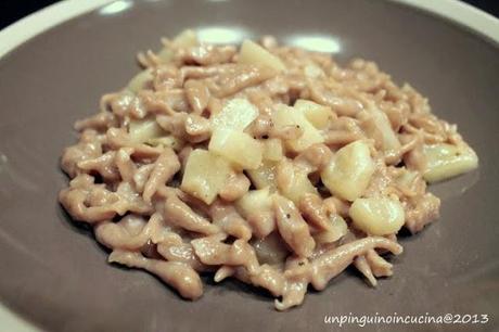 Spätzle alla farina di castagne con taleggio e pere