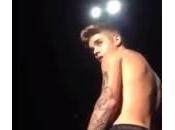 Justin Bieber colpito bottiglia concerto abbandona palco (Video)