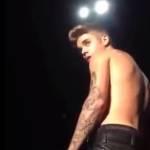 Justin Bieber colpito da bottiglia al concerto abbandona il palco (Video)