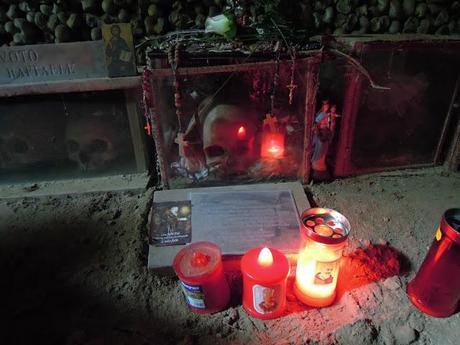 Il Cimitero delle Fontanelle ed il culto dei morti a Napoli