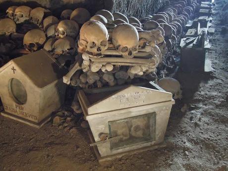 Il Cimitero delle Fontanelle ed il culto dei morti a Napoli