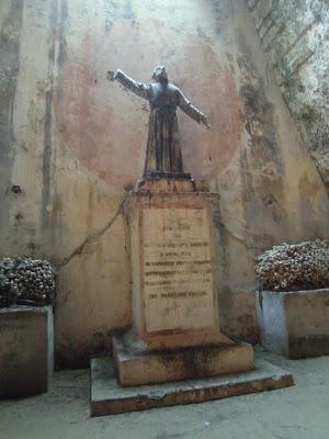 Il Cimitero delle Fontanelle ed il culto dei morti a Napoli