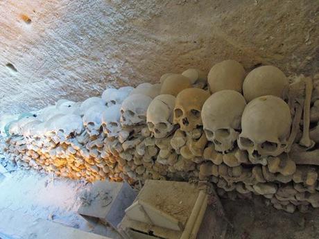 Il Cimitero delle Fontanelle ed il culto dei morti a Napoli