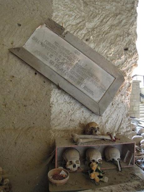 Il Cimitero delle Fontanelle ed il culto dei morti a Napoli