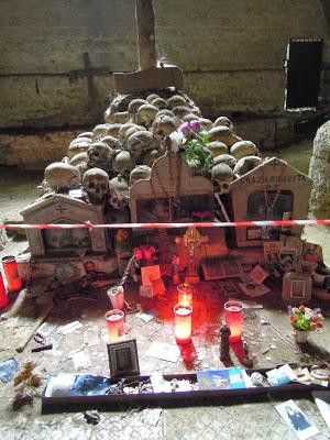 Il Cimitero delle Fontanelle ed il culto dei morti a Napoli