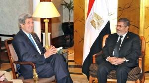 Al via al Cairo il processo Morsi, sospeso subito però per le proteste degli imputati, tra cui l'ex presidente egiziano. 