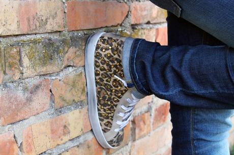 Outfit: un maglione a rete e un paio di sneakers leopardate