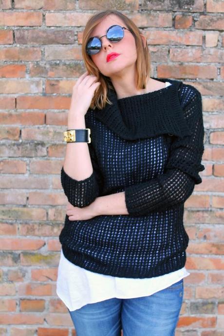 Outfit: un maglione a rete e un paio di sneakers leopardate