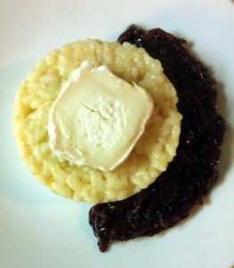 Risotto ai formaggi di capra e composta di cipolle rosse (foto di Elena Spreafico)